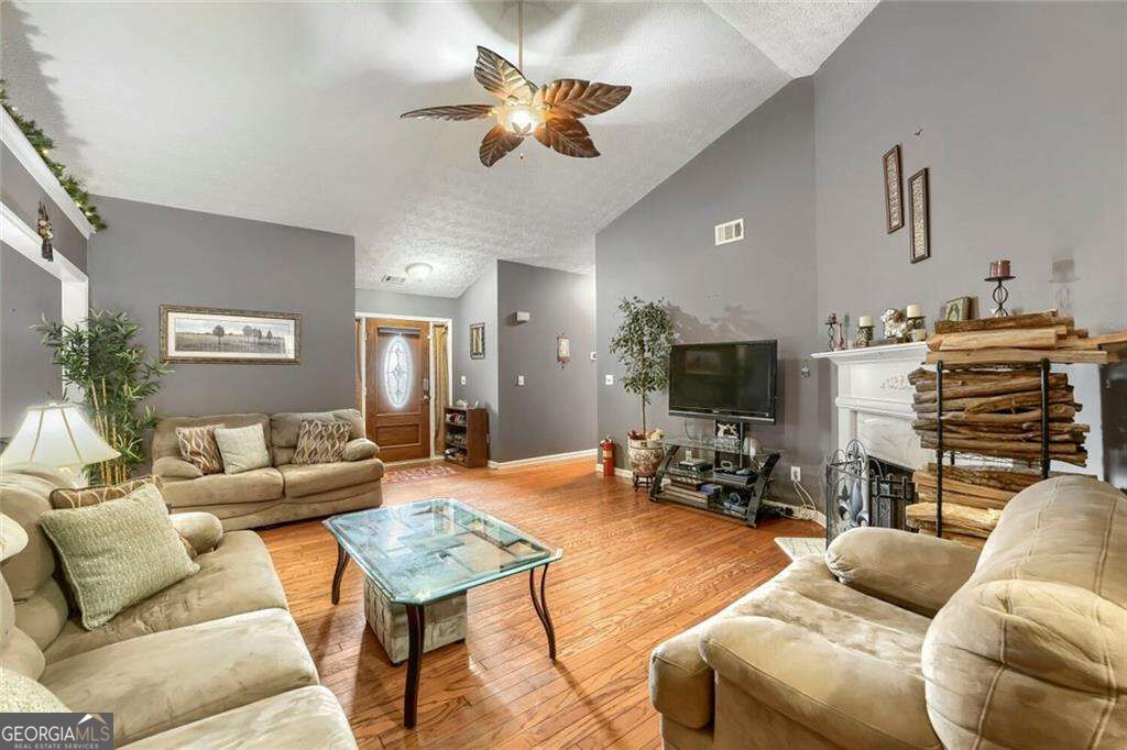 605 Sterling Oaks Drive Property Photo 4
