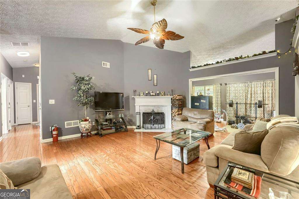 605 Sterling Oaks Drive Property Photo 7
