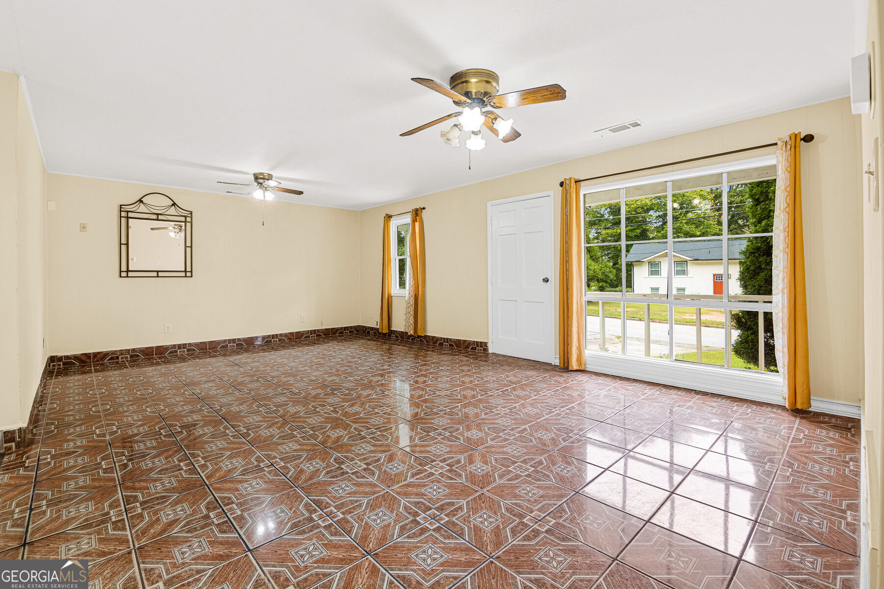 349 Roxbury Drive Property Photo 7