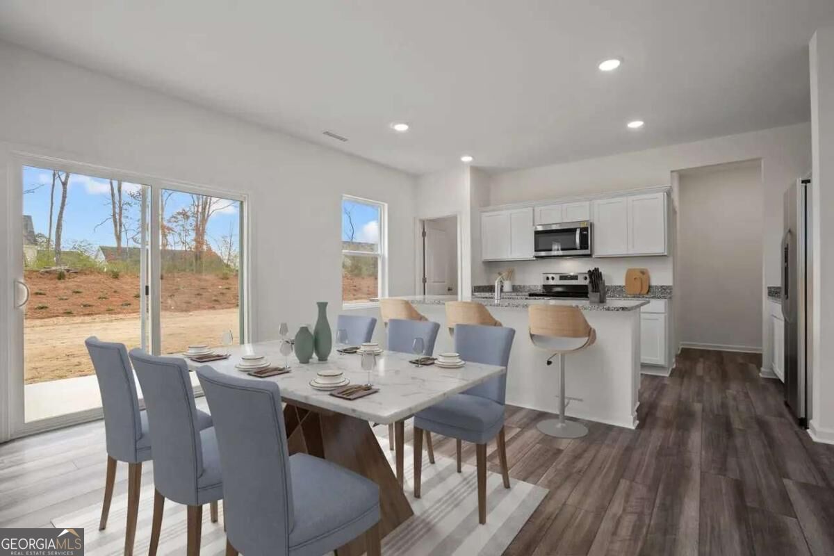 476 Silverton Drive Property Photo 3
