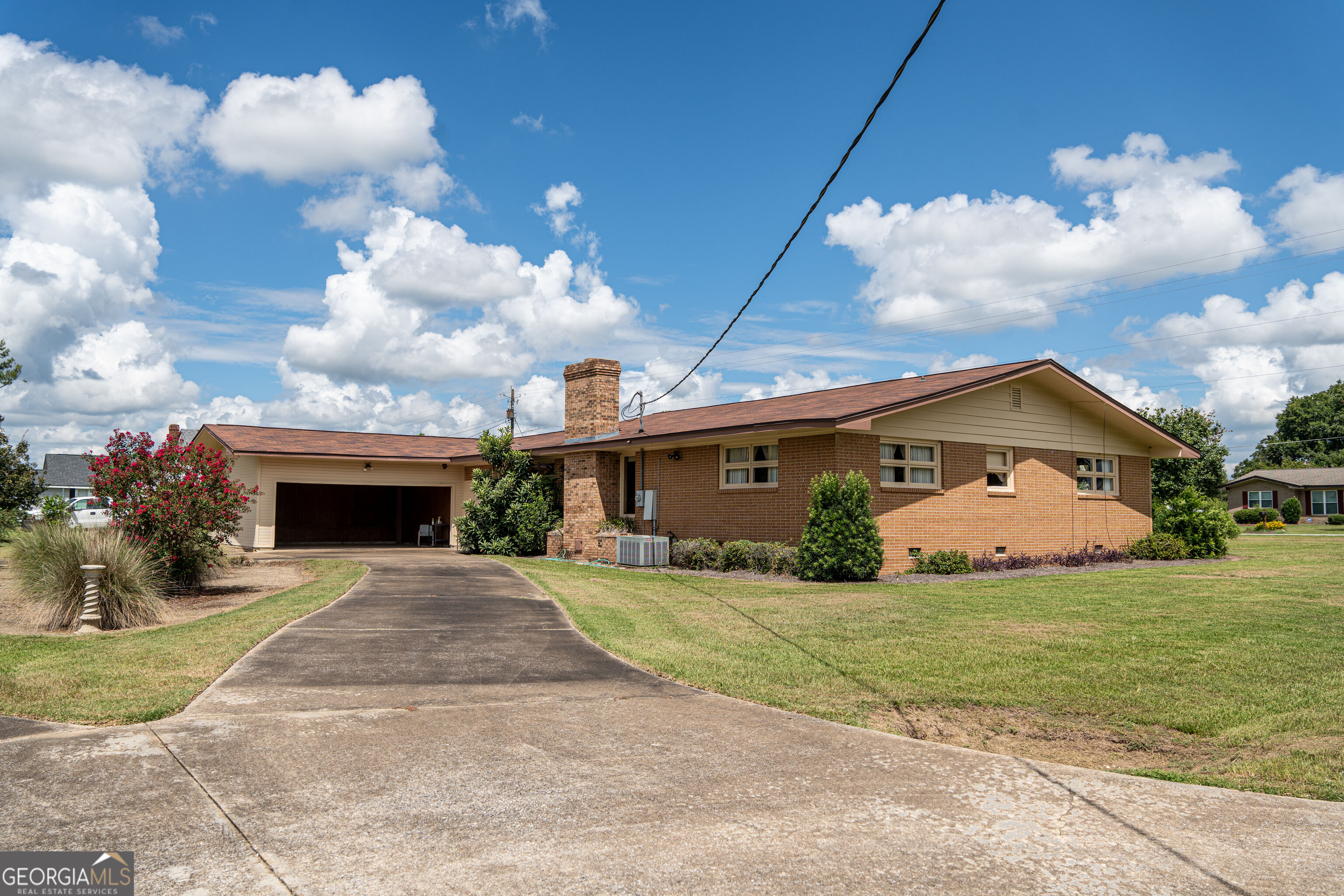 410 S Newcombe Avenue Property Photo 1