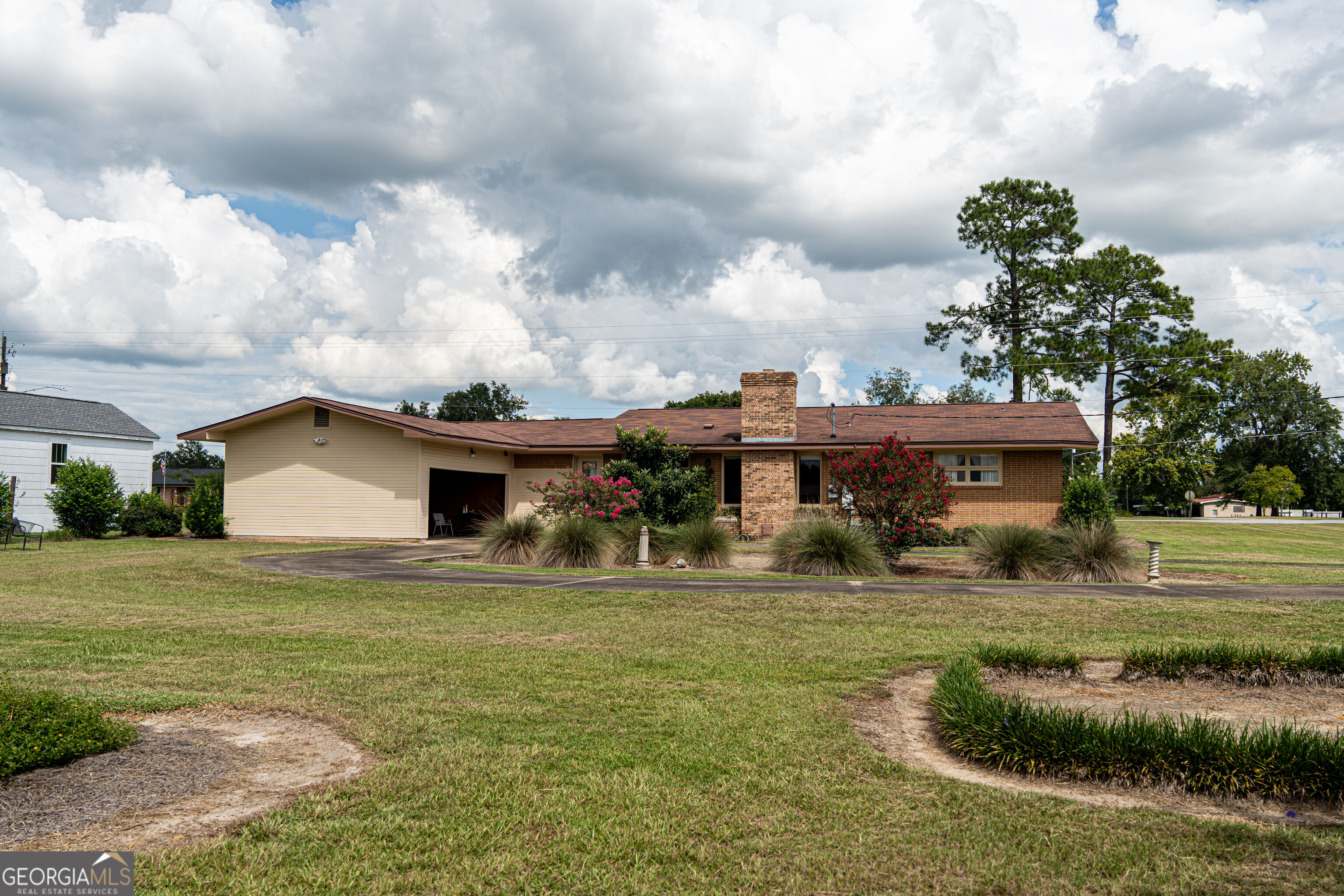 410 S Newcombe Avenue Property Photo 3