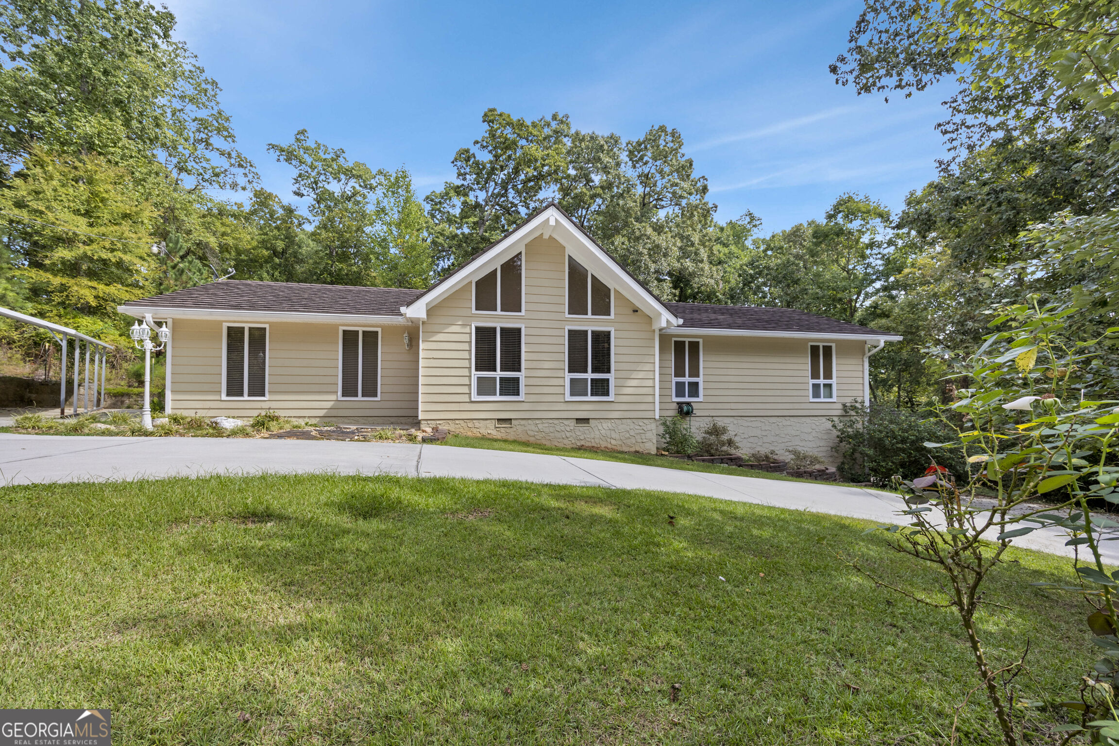 3071 White Road Ne Property Photo 2