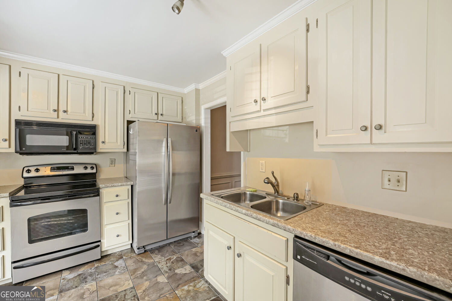 410 Forestgate Court Property Photo 5
