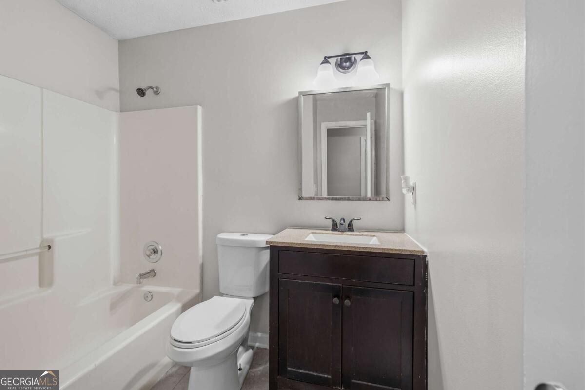 5527 Tunbridge Wells Road Property Photo 9