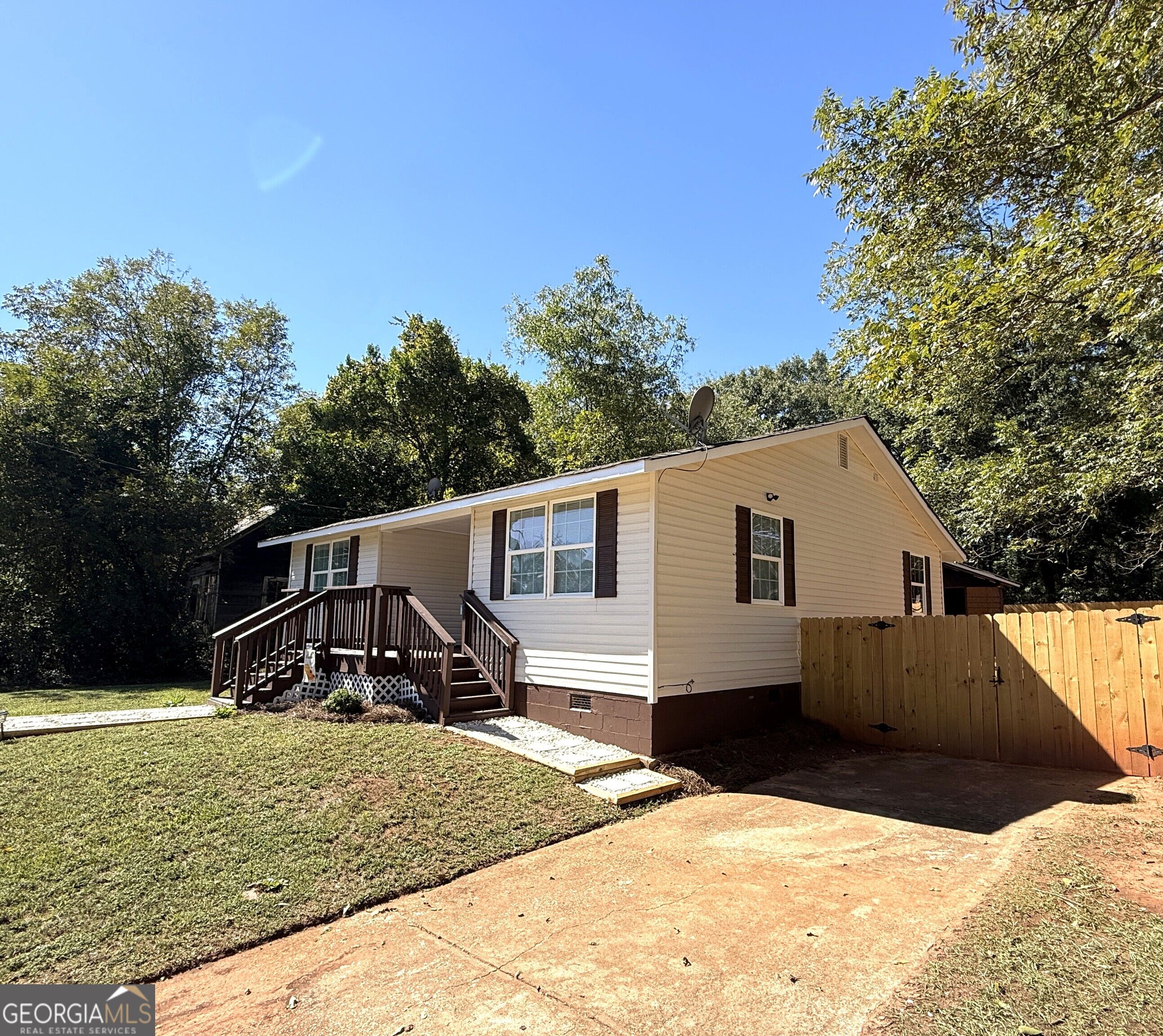 1040 Funderburg Drive Property Photo 1