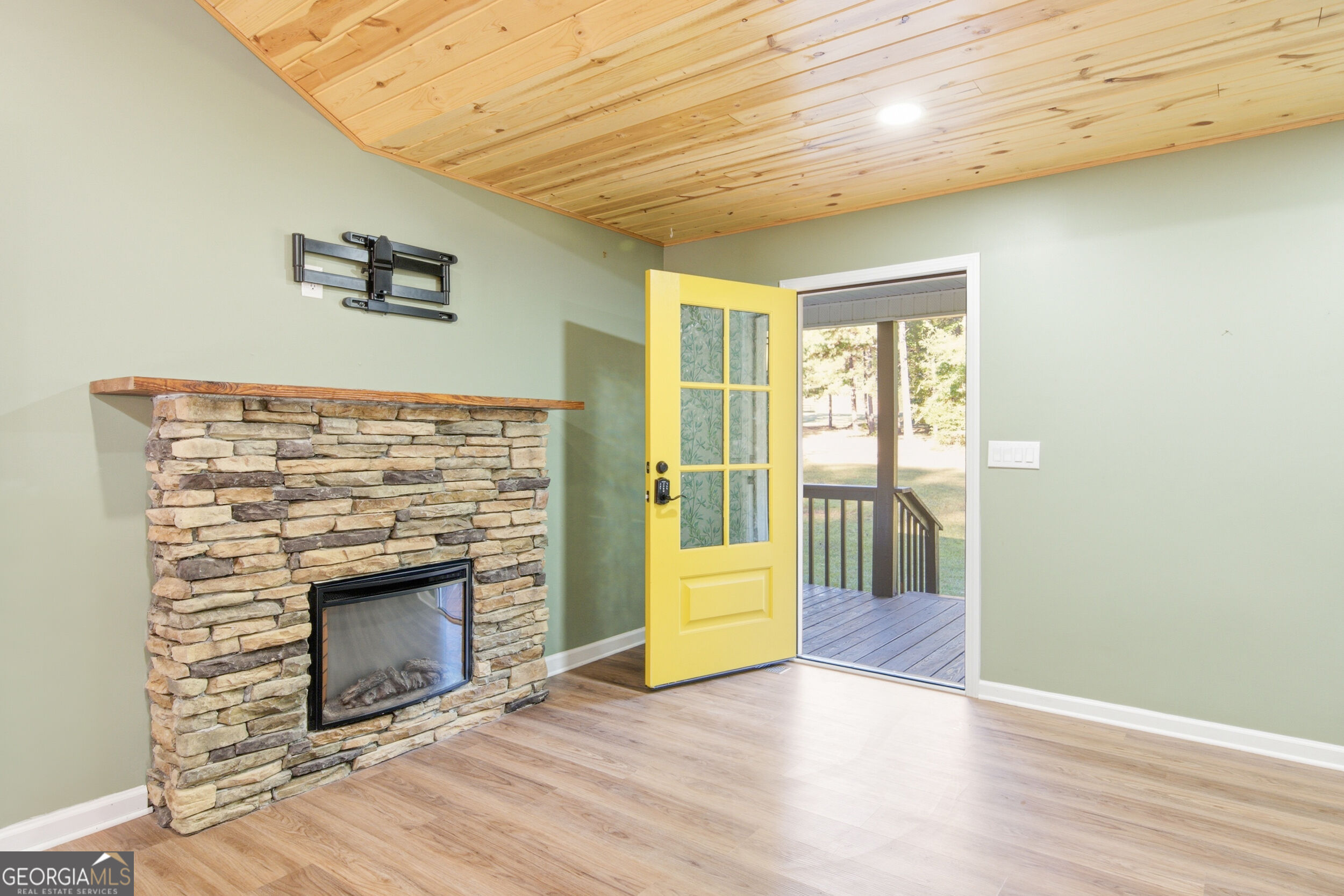 443 Athens Street Property Photo 3