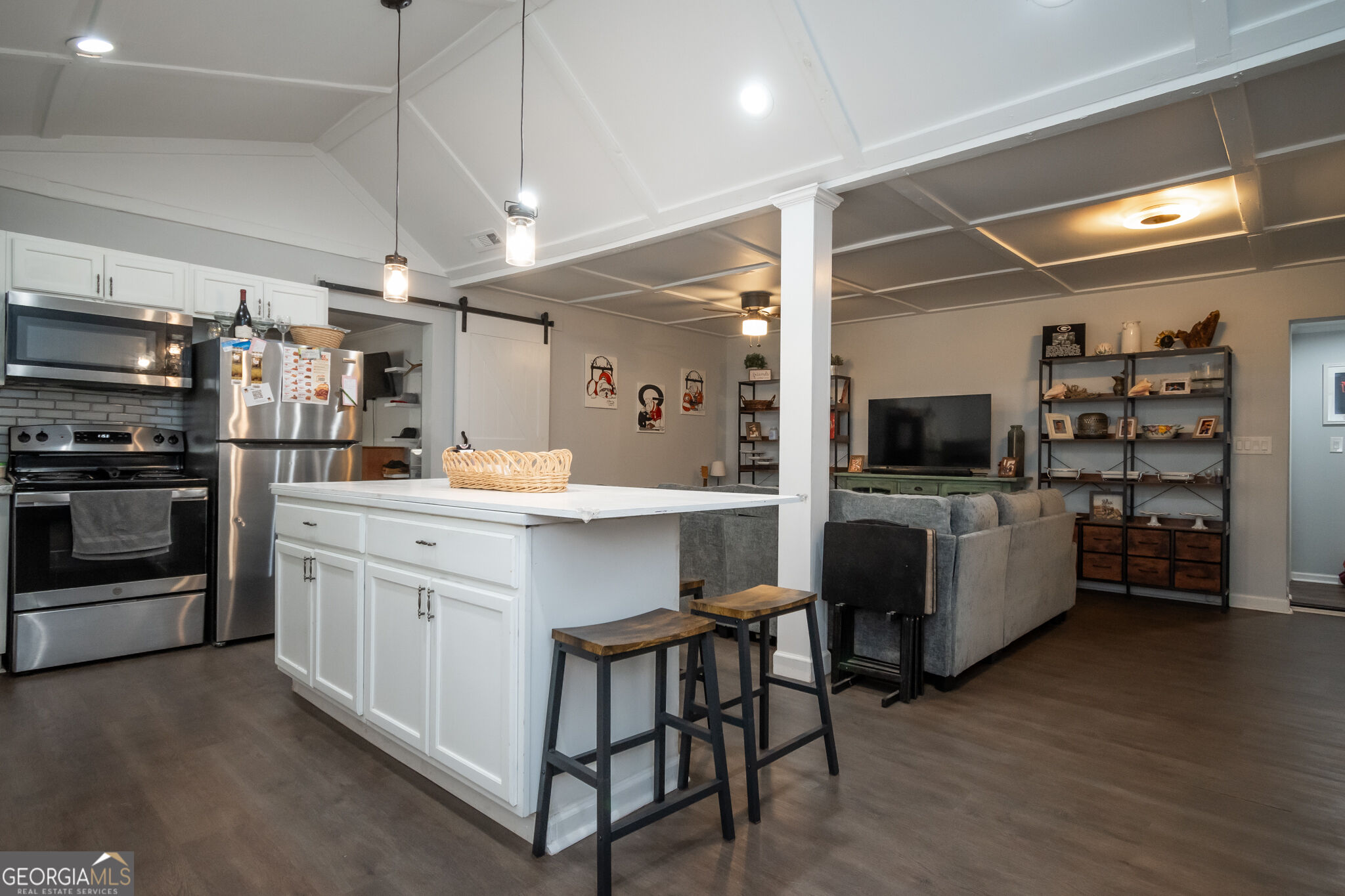 120 Hillside Street Property Photo 7