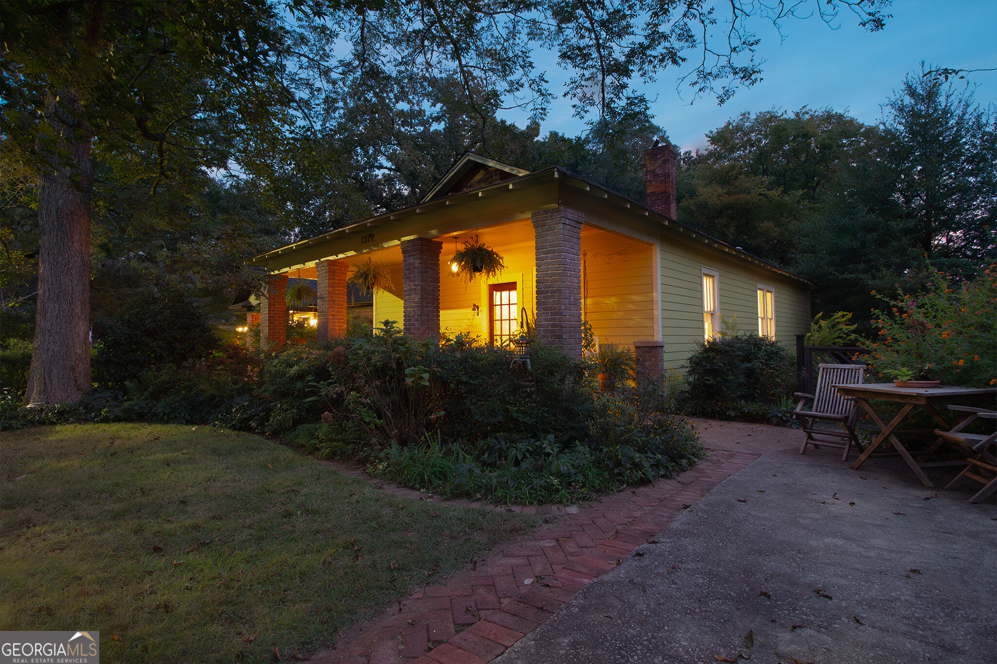 1379 Metropolitan Avenue Se Property Photo 1