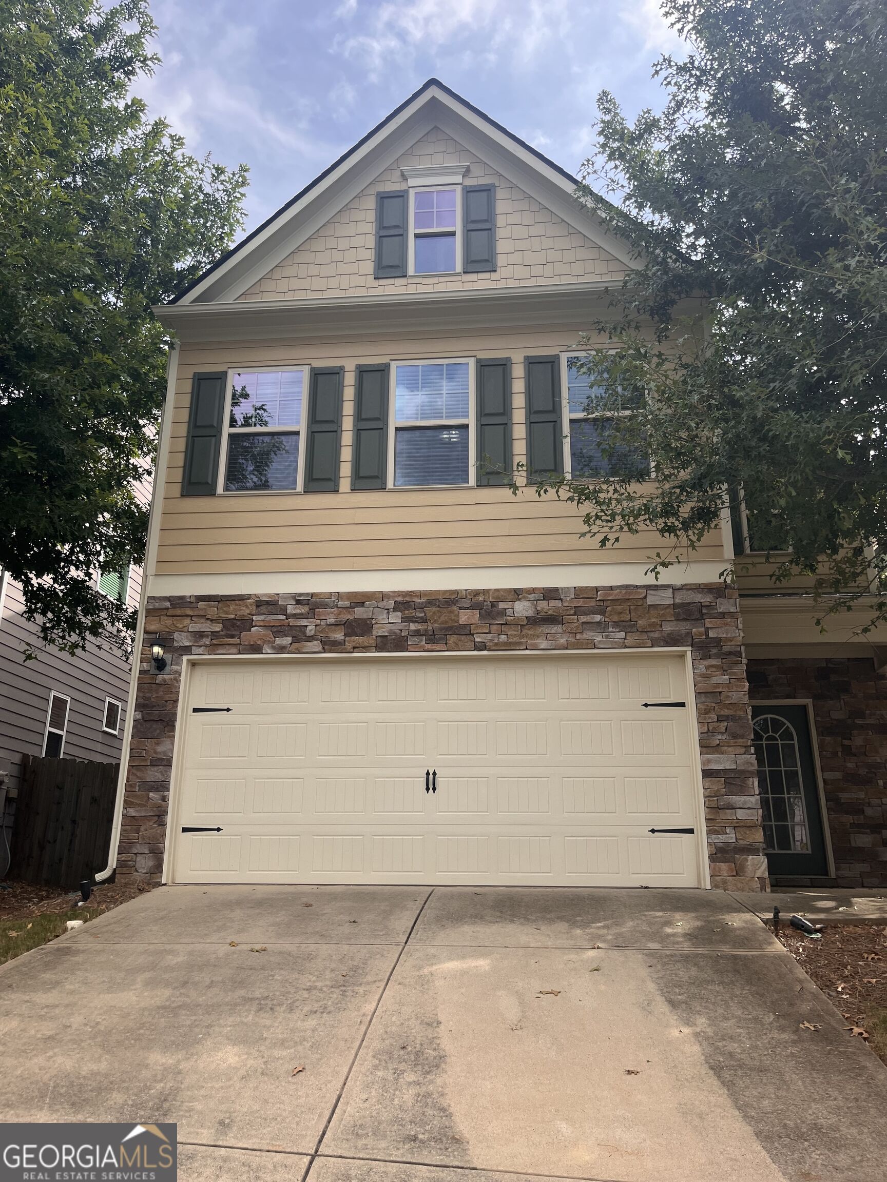 425 Village View Property Photo 1