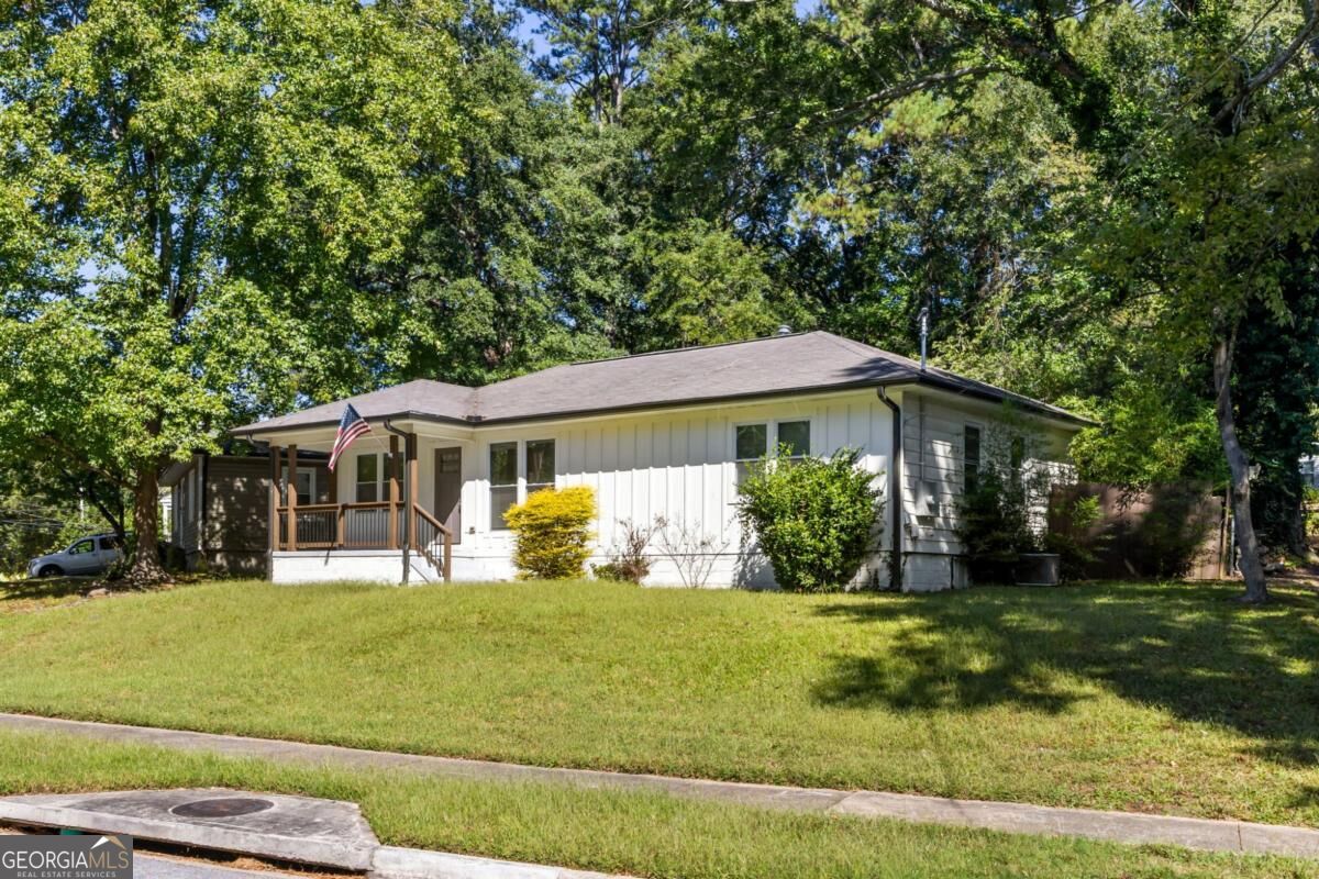 2491 Glendale Circle Se Property Photo 2