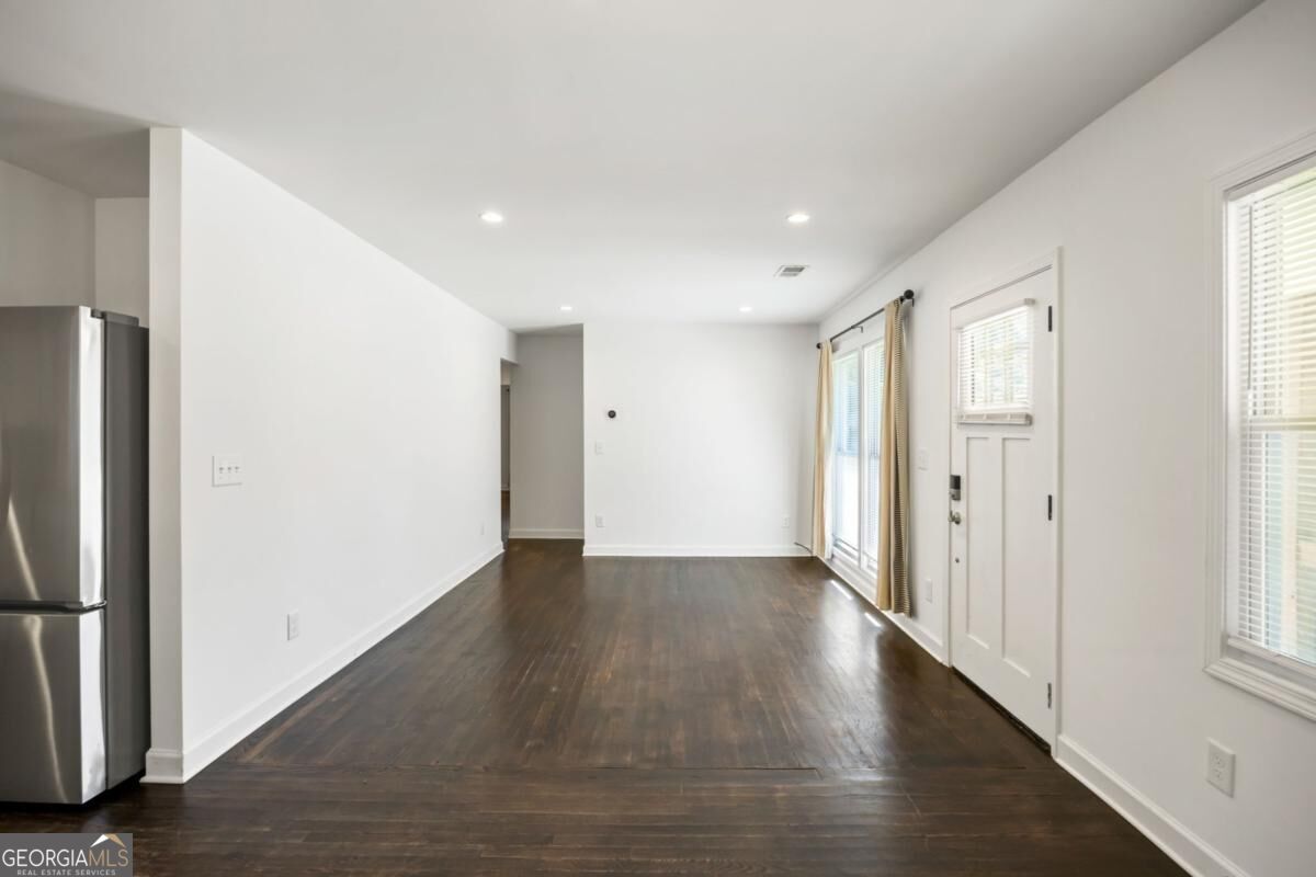 2491 Glendale Circle Se Property Photo 5