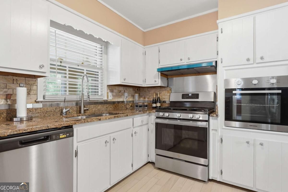 6828 Rockland Road Property Photo 5