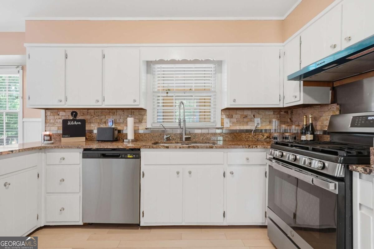 6828 Rockland Road Property Photo 6