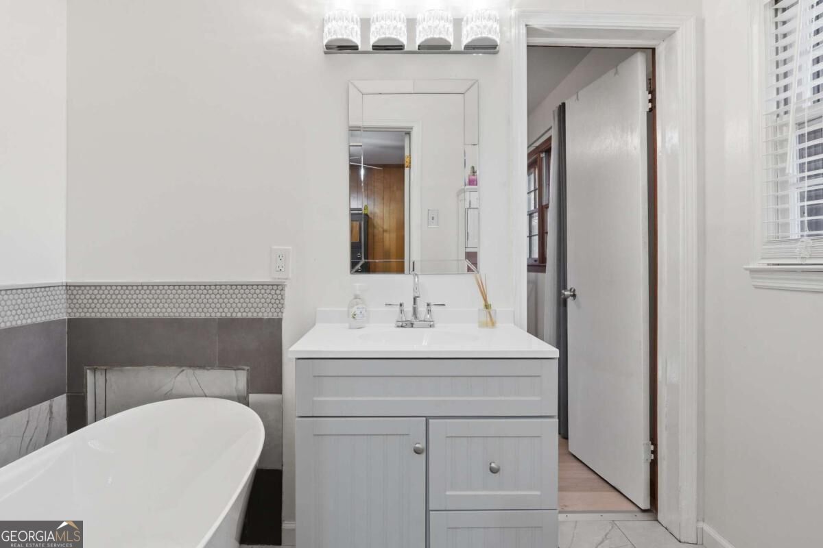 6828 Rockland Road Property Photo 19