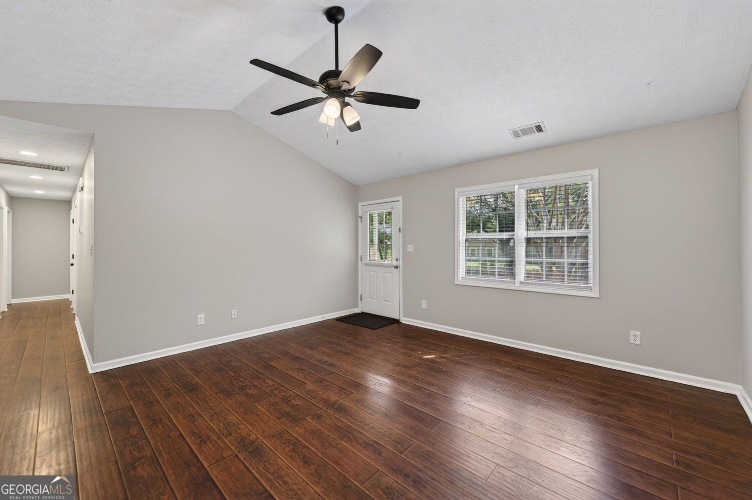 106 Kings Lane Property Photo 8