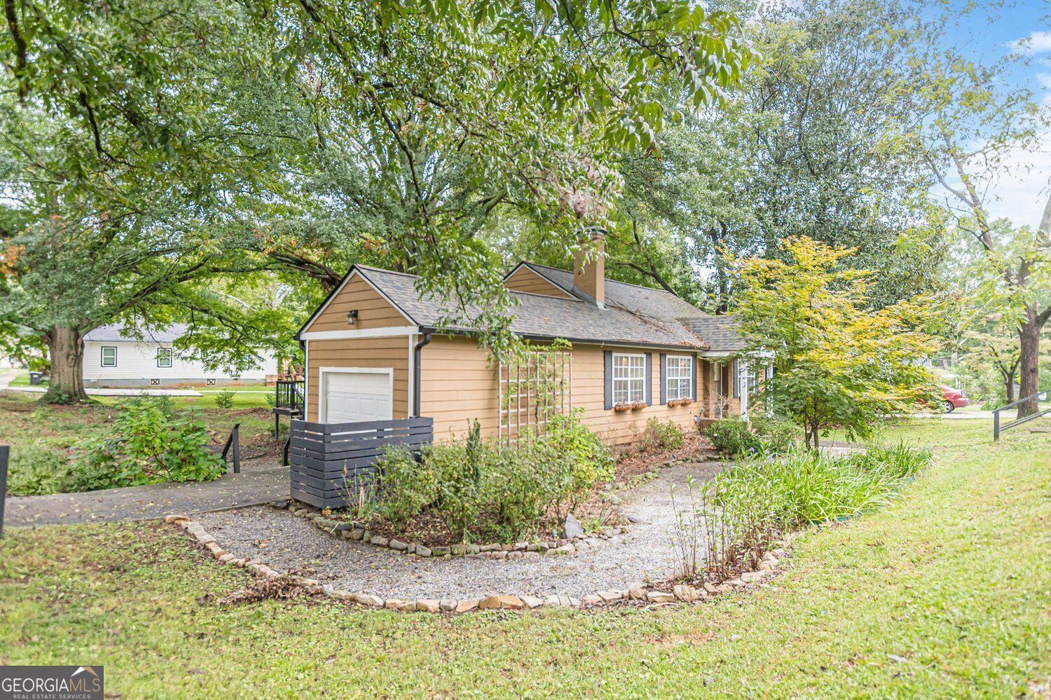 2492 Maple Street Property Photo 4