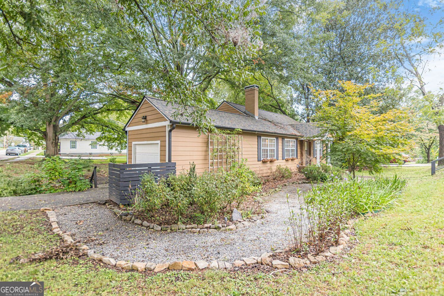 2492 Maple Street Property Photo 6