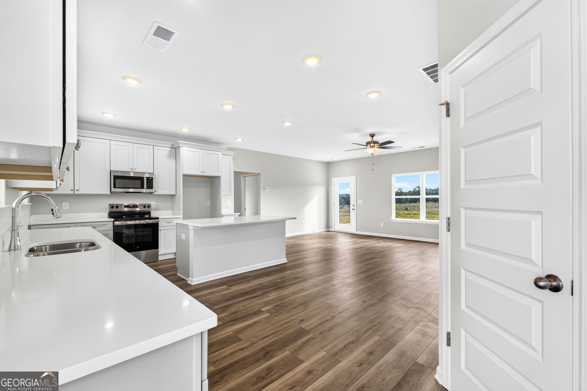 1076 Primrose Circle Property Photo 3