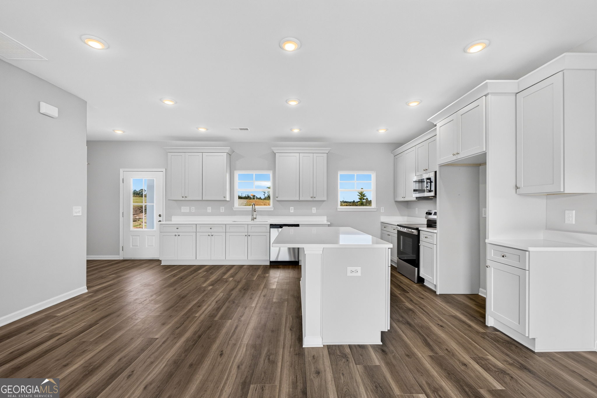 1076 Primrose Circle Property Photo 4