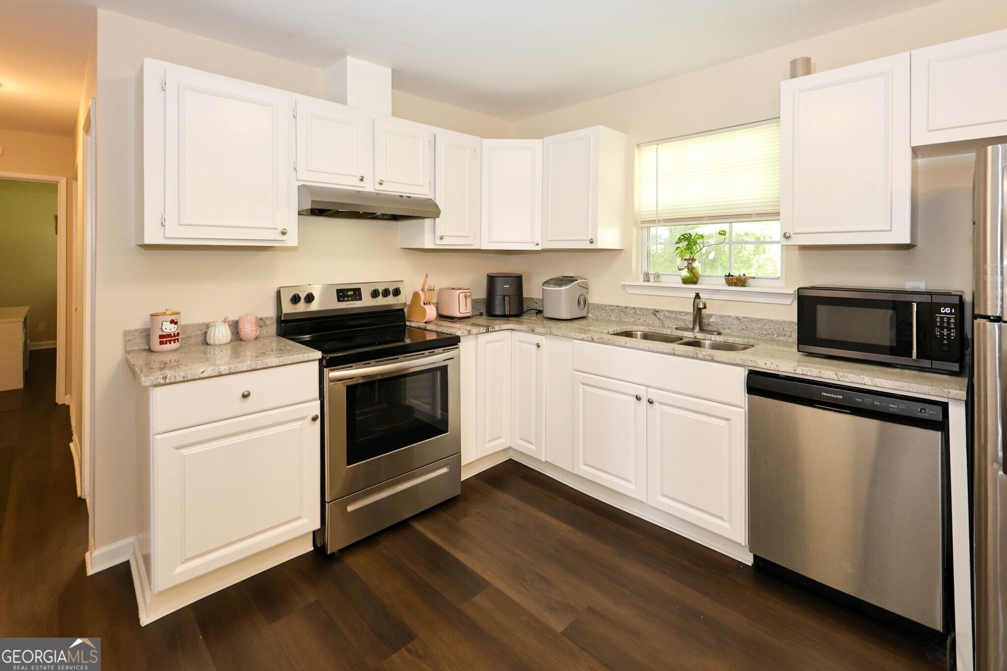 6011 Landover Circle Property Photo 8