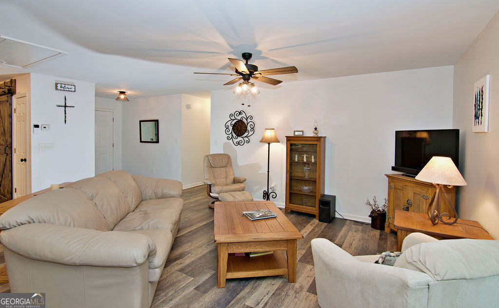 1279 Coneross Point Drive Property Photo 9