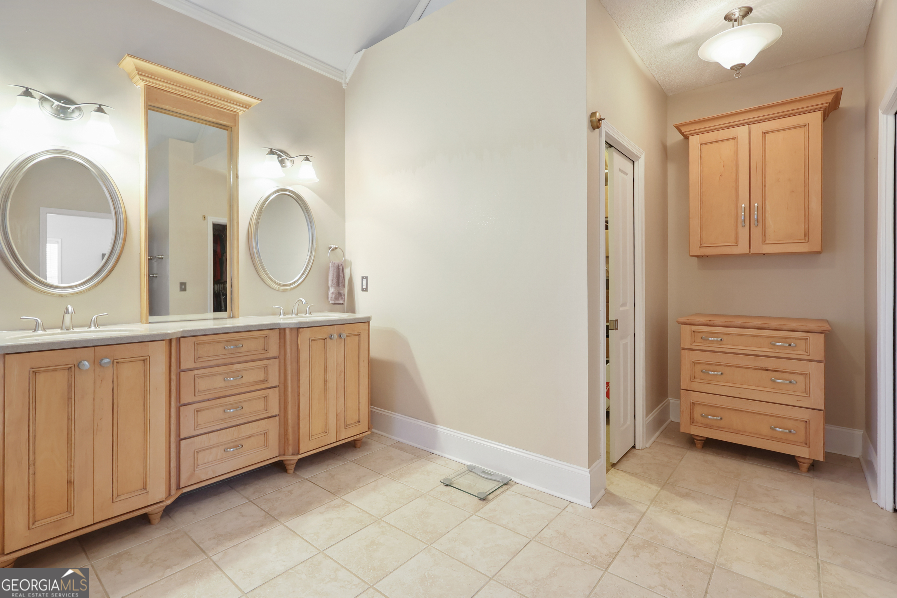 333 Royal Crest Circle Property Photo 16