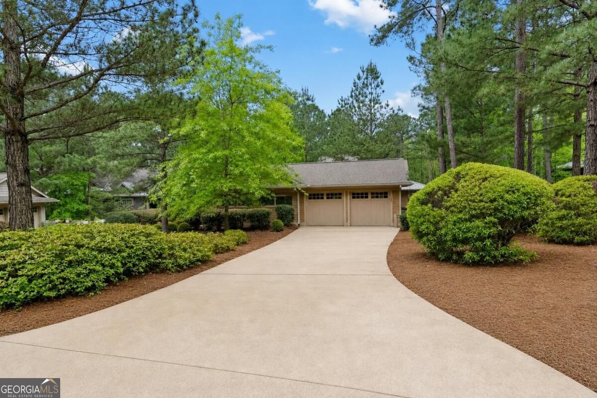 1081 Regency Drive Property Photo 3
