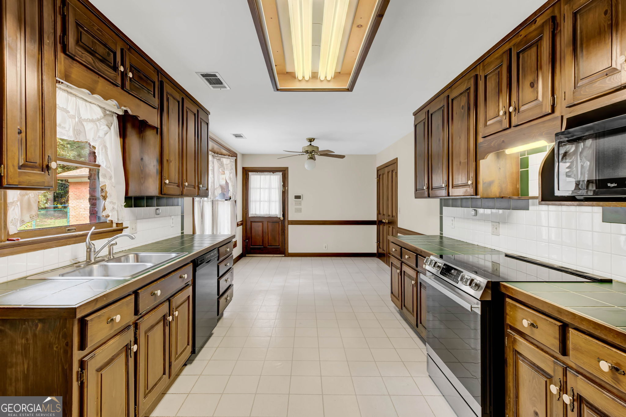 2570 Benton Drive Property Photo 8