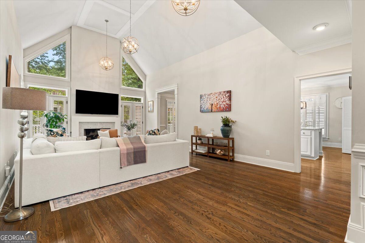 4512 Woodhaven Ne Property Photo 3
