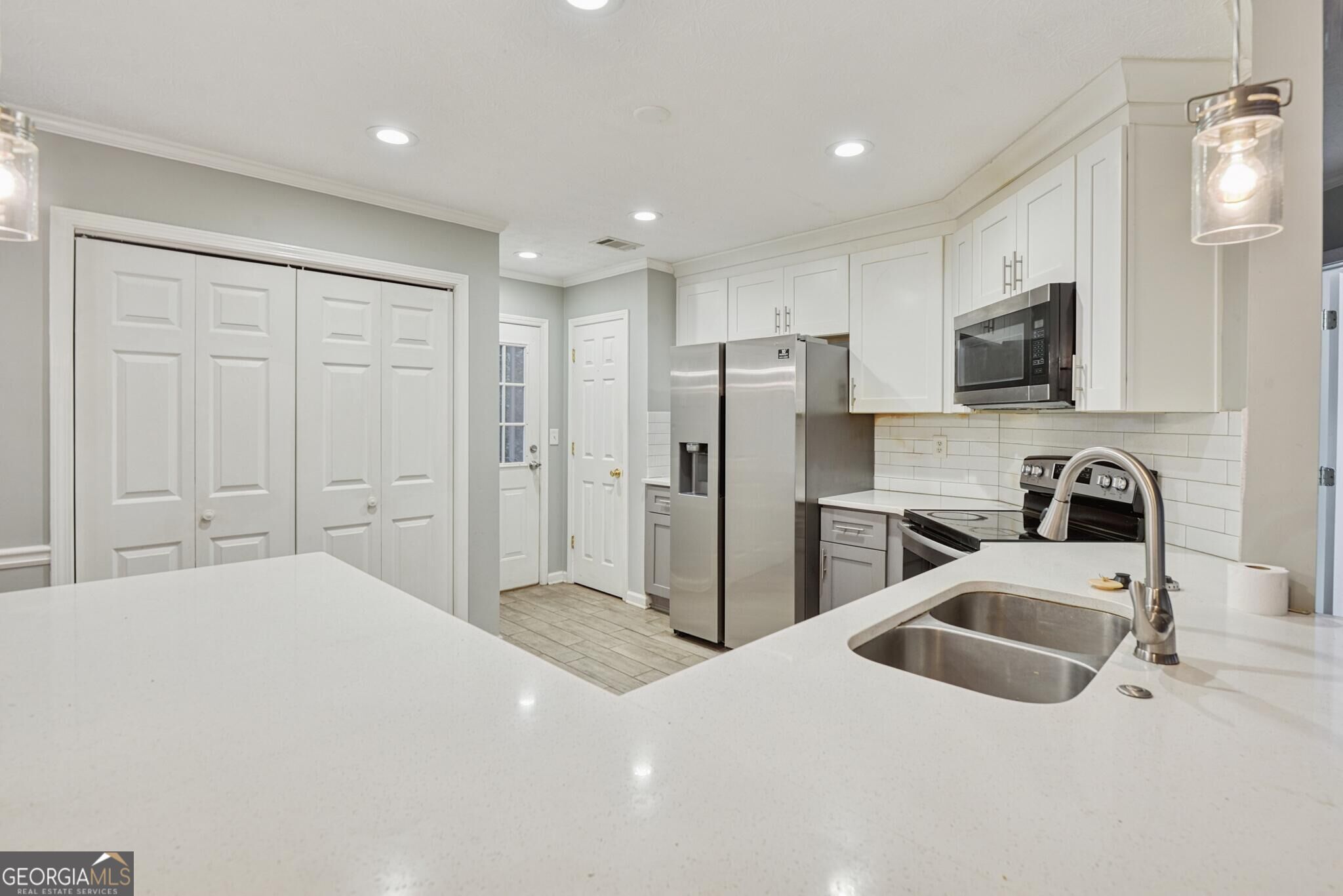 2880 Highpoint Road Property Photo 5