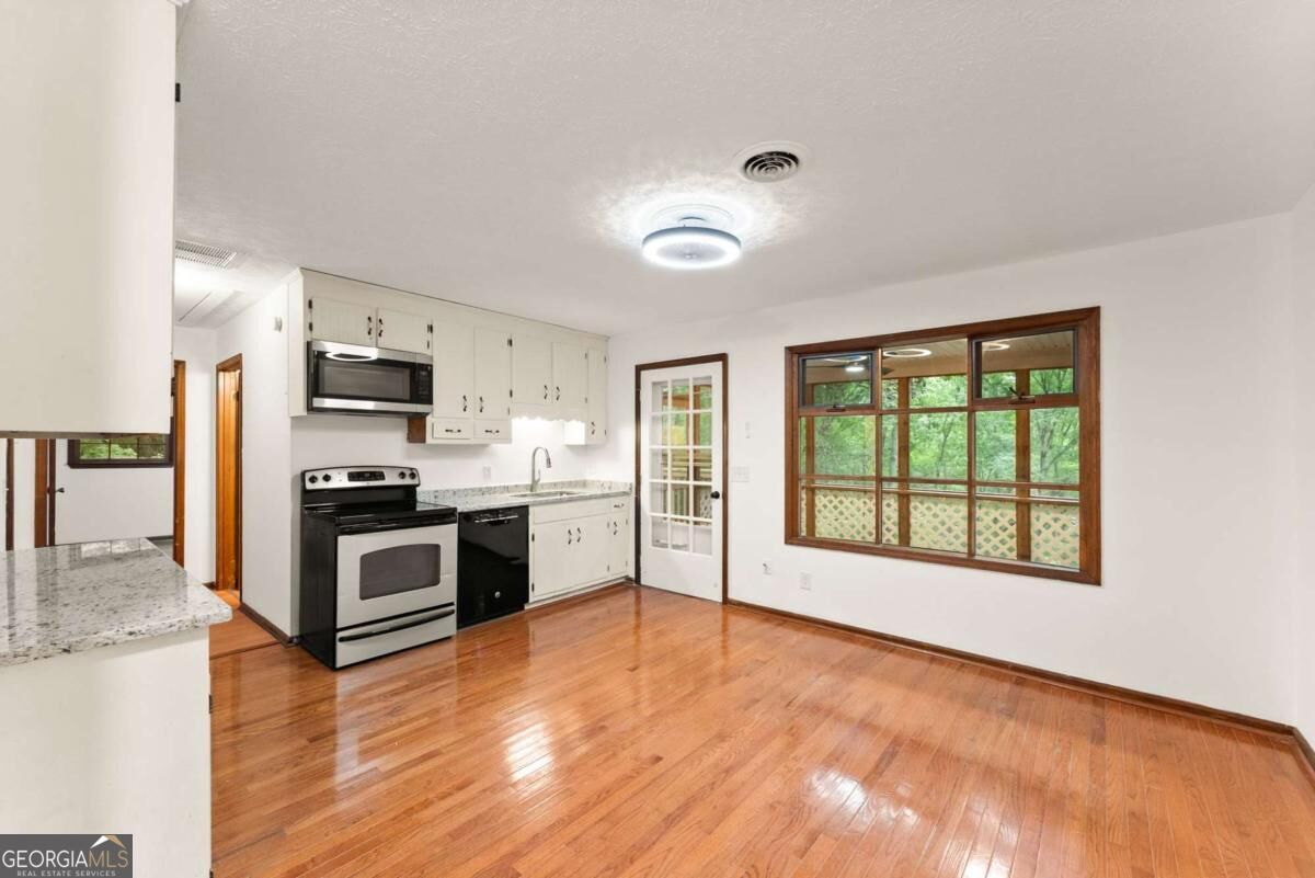 195 Golden Avenue Property Photo 8