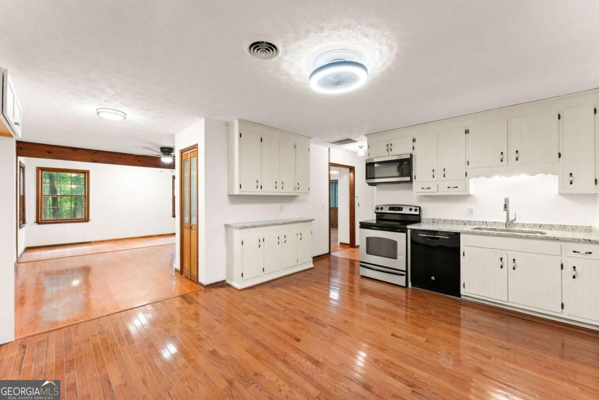 195 Golden Avenue Property Photo 9