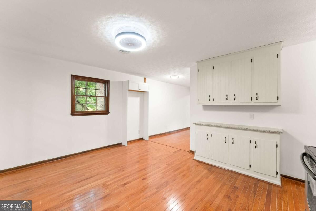 195 Golden Avenue Property Photo 10