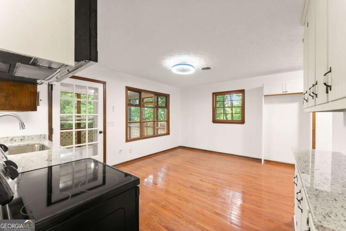 195 Golden Avenue Property Photo 11