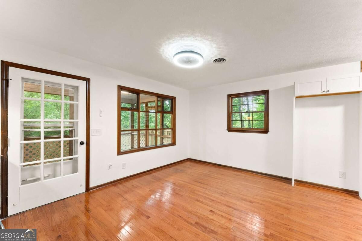 195 Golden Avenue Property Photo 12