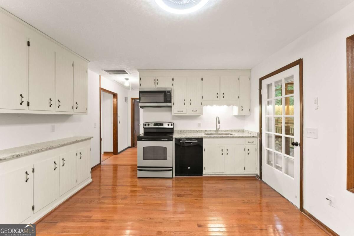195 Golden Avenue Property Photo 13