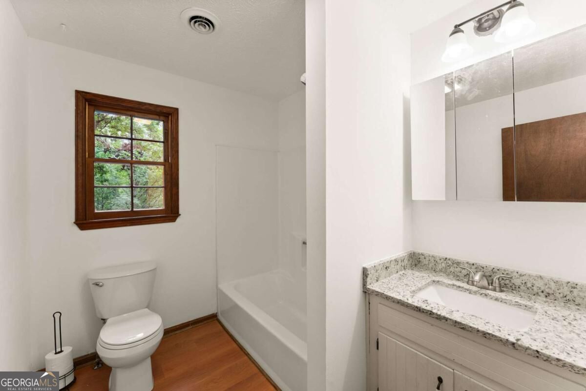 195 Golden Avenue Property Photo 14