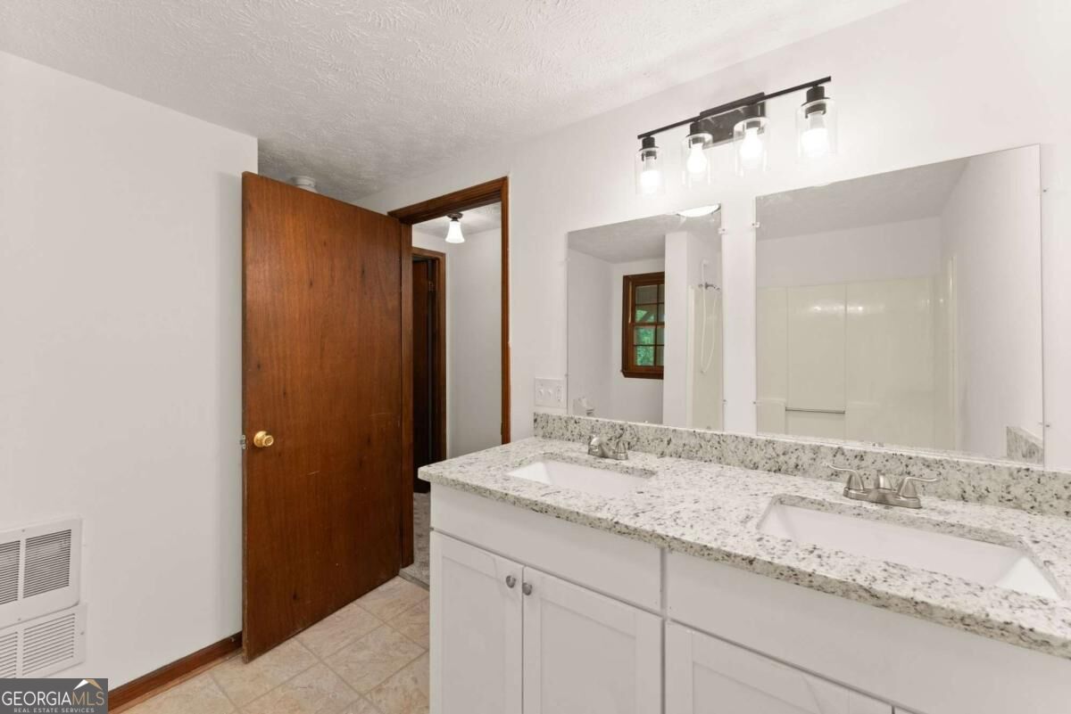 195 Golden Avenue Property Photo 26