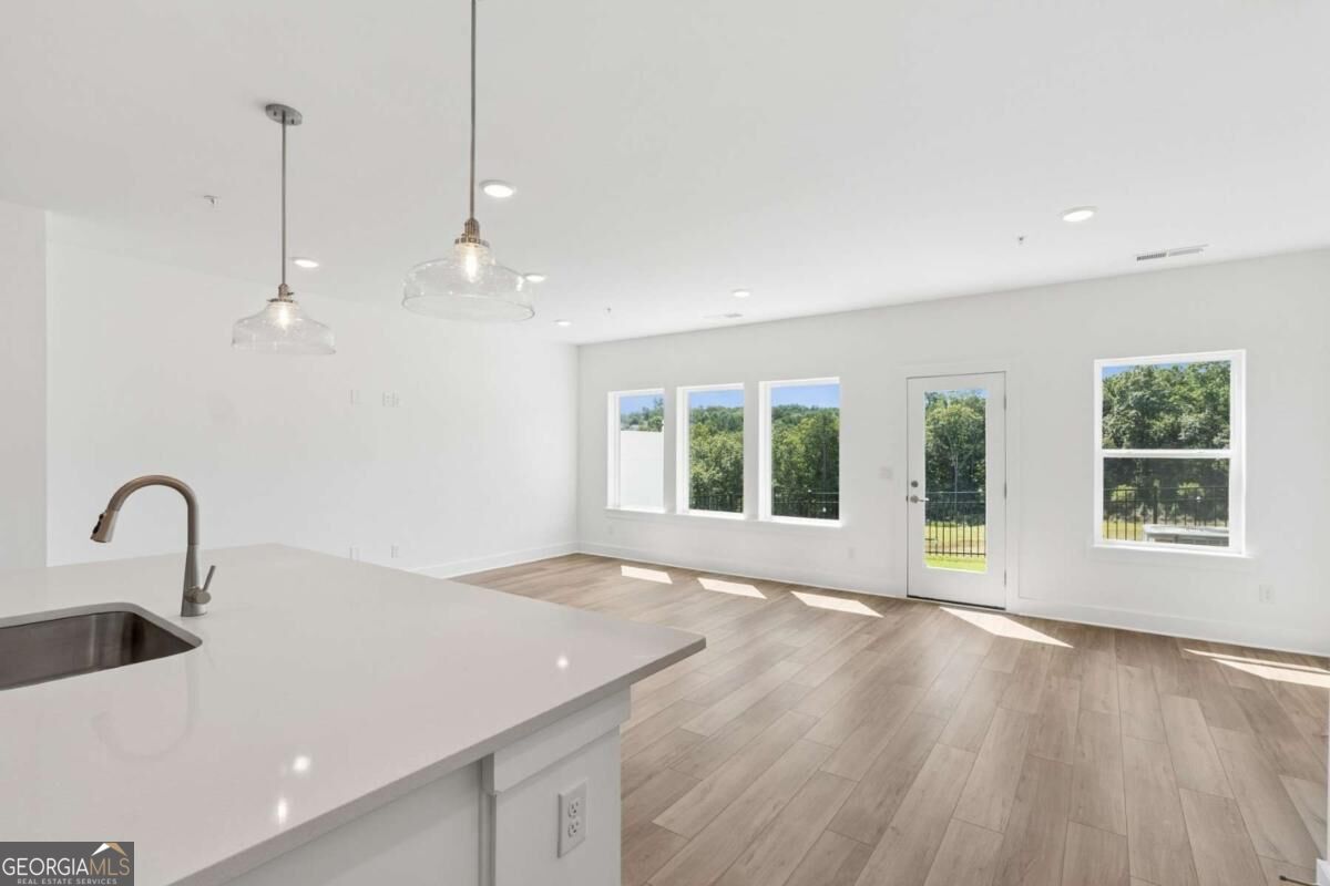 202 Redbud Road Property Photo 6