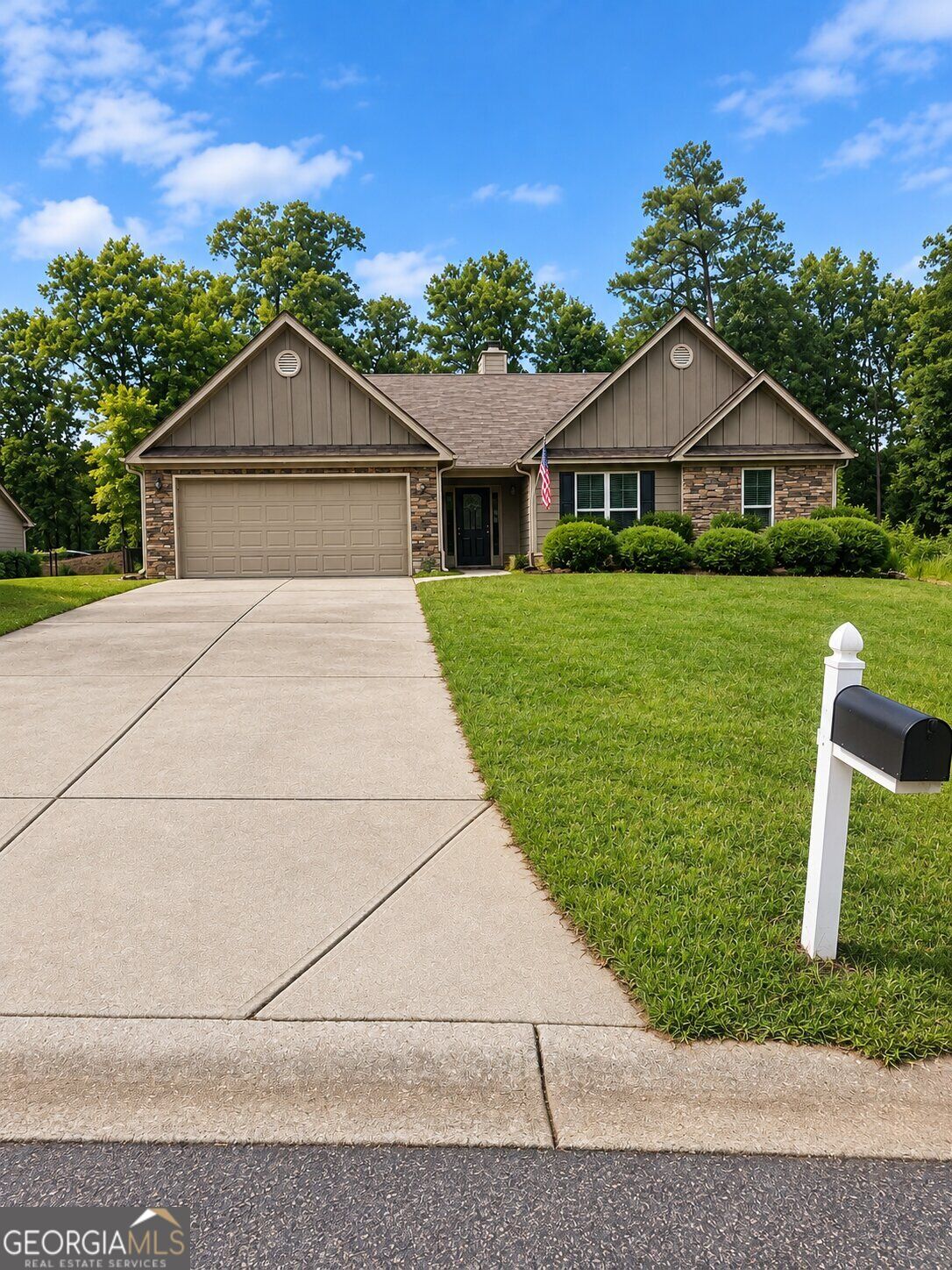 140 Rolling Oaks Lane Property Photo 1