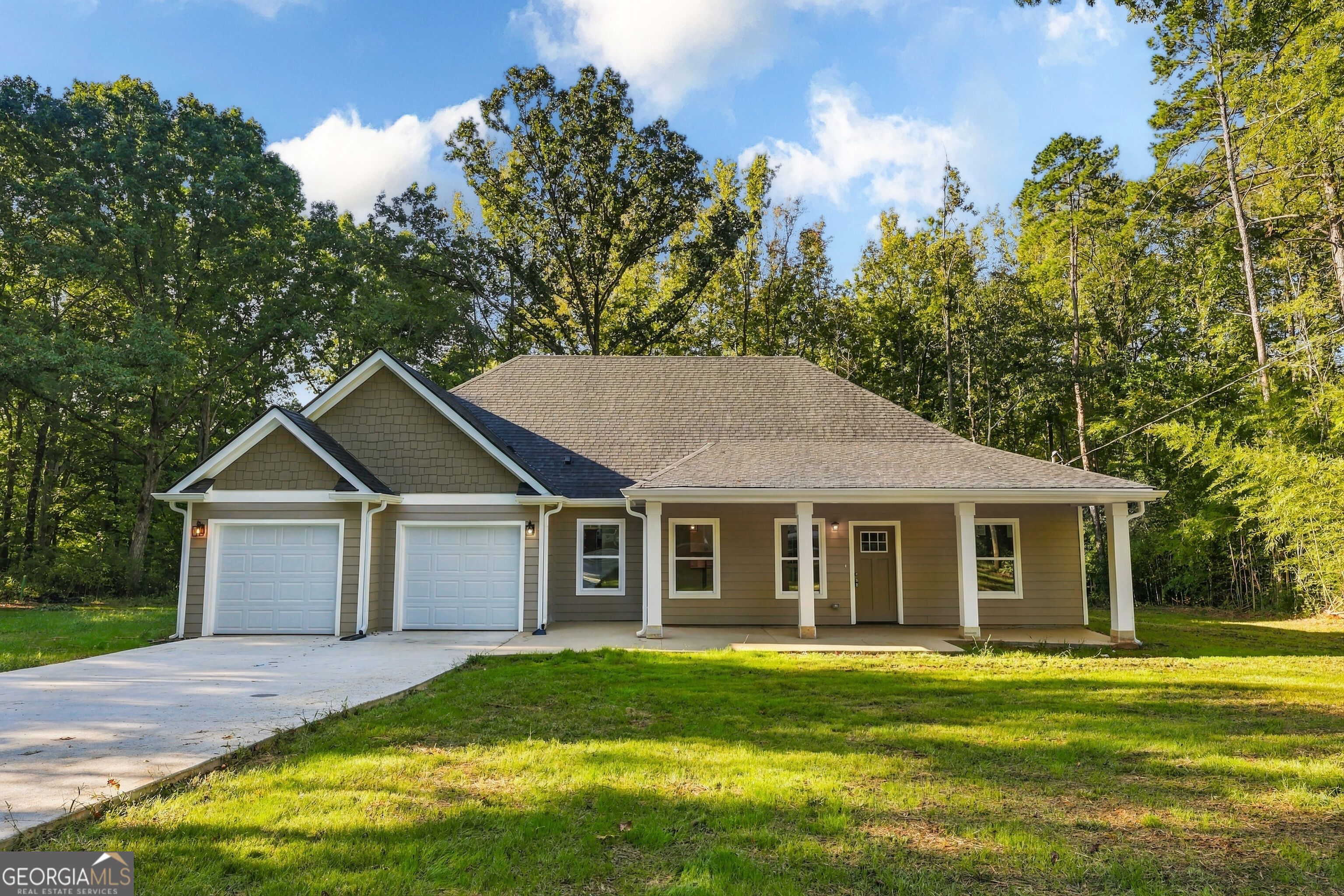 1041 Country Club Circle Property Photo 1