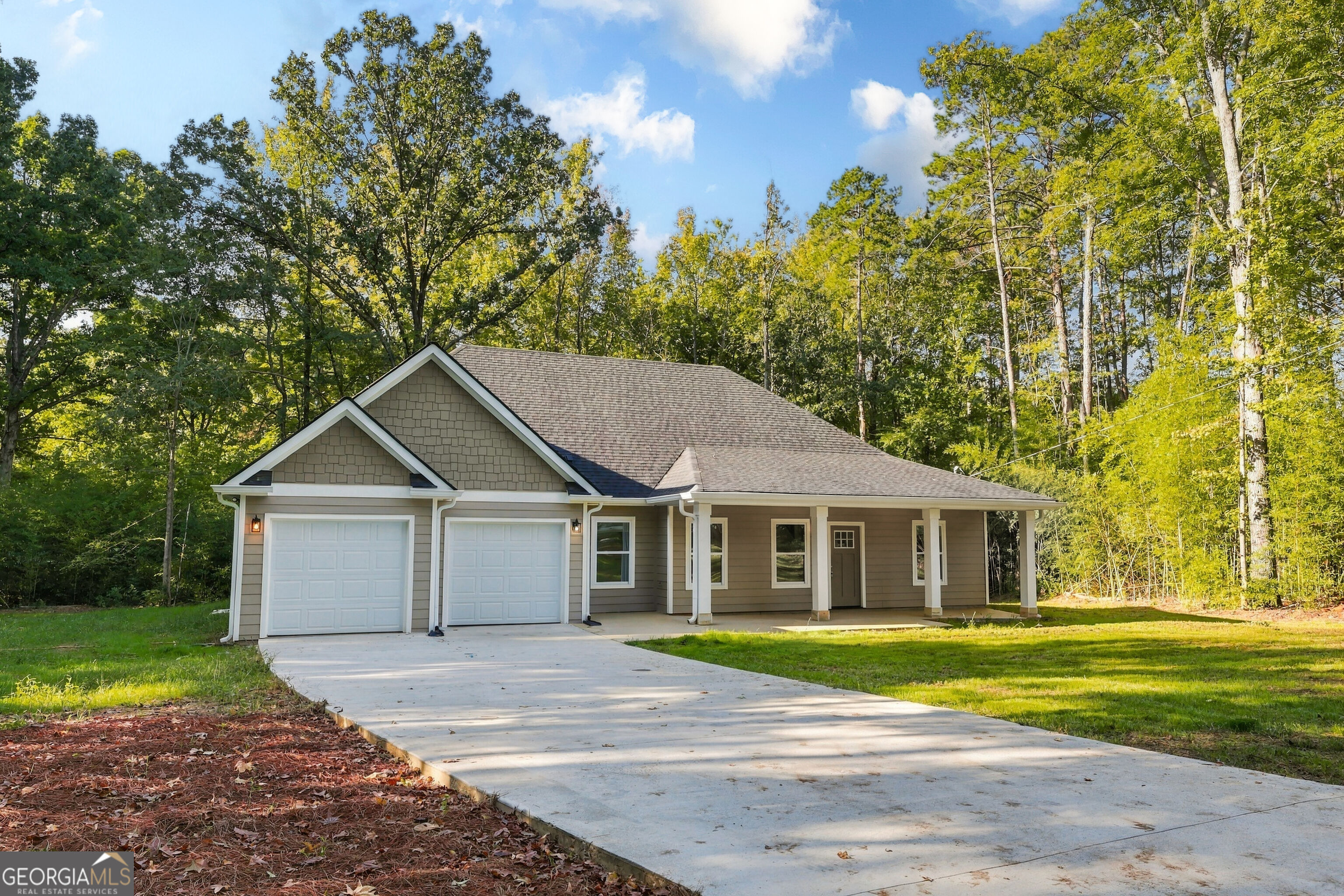 1041 Country Club Circle Property Photo 3