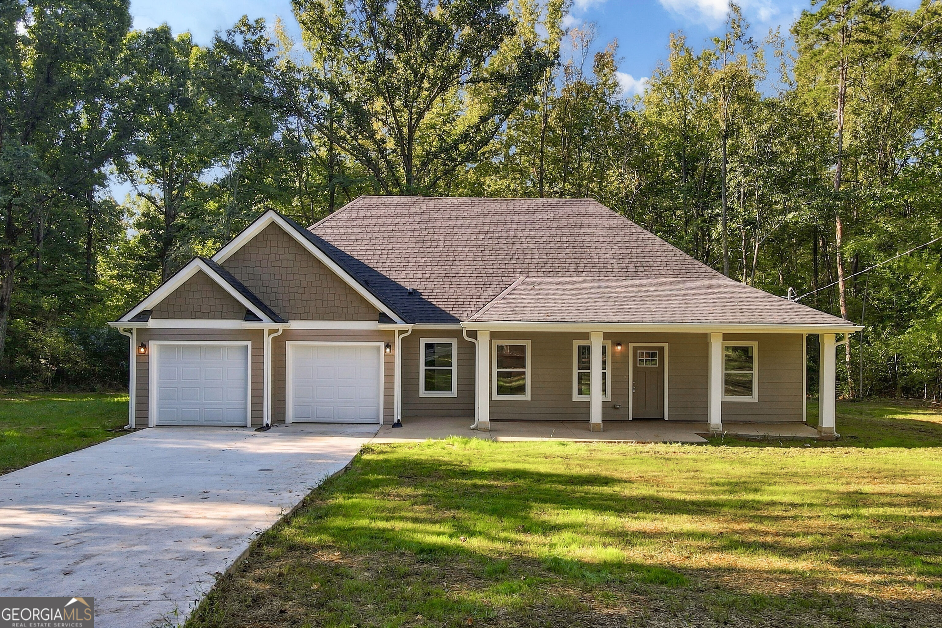 1041 Country Club Circle Property Photo 4