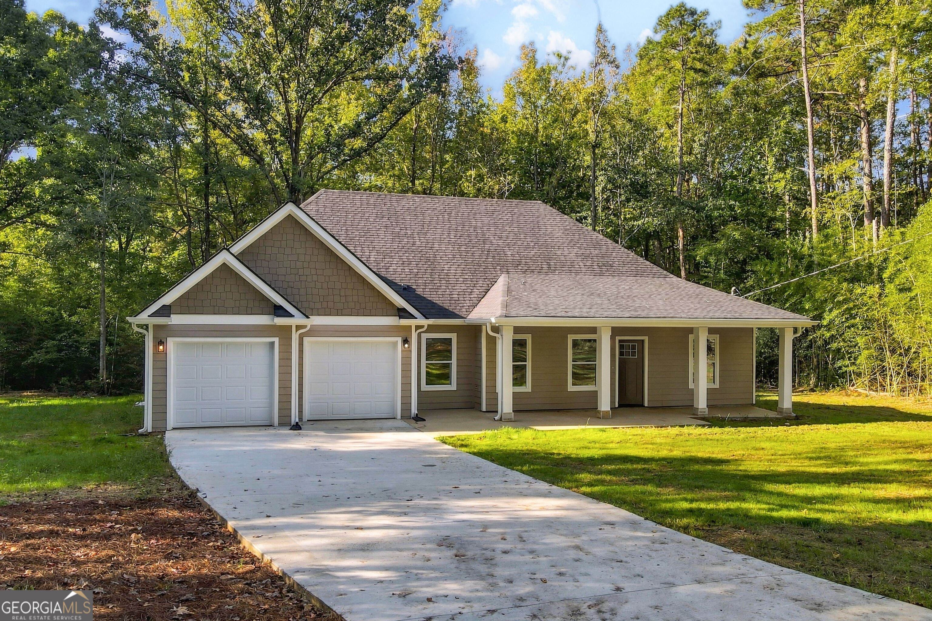 1041 Country Club Circle Property Photo 5