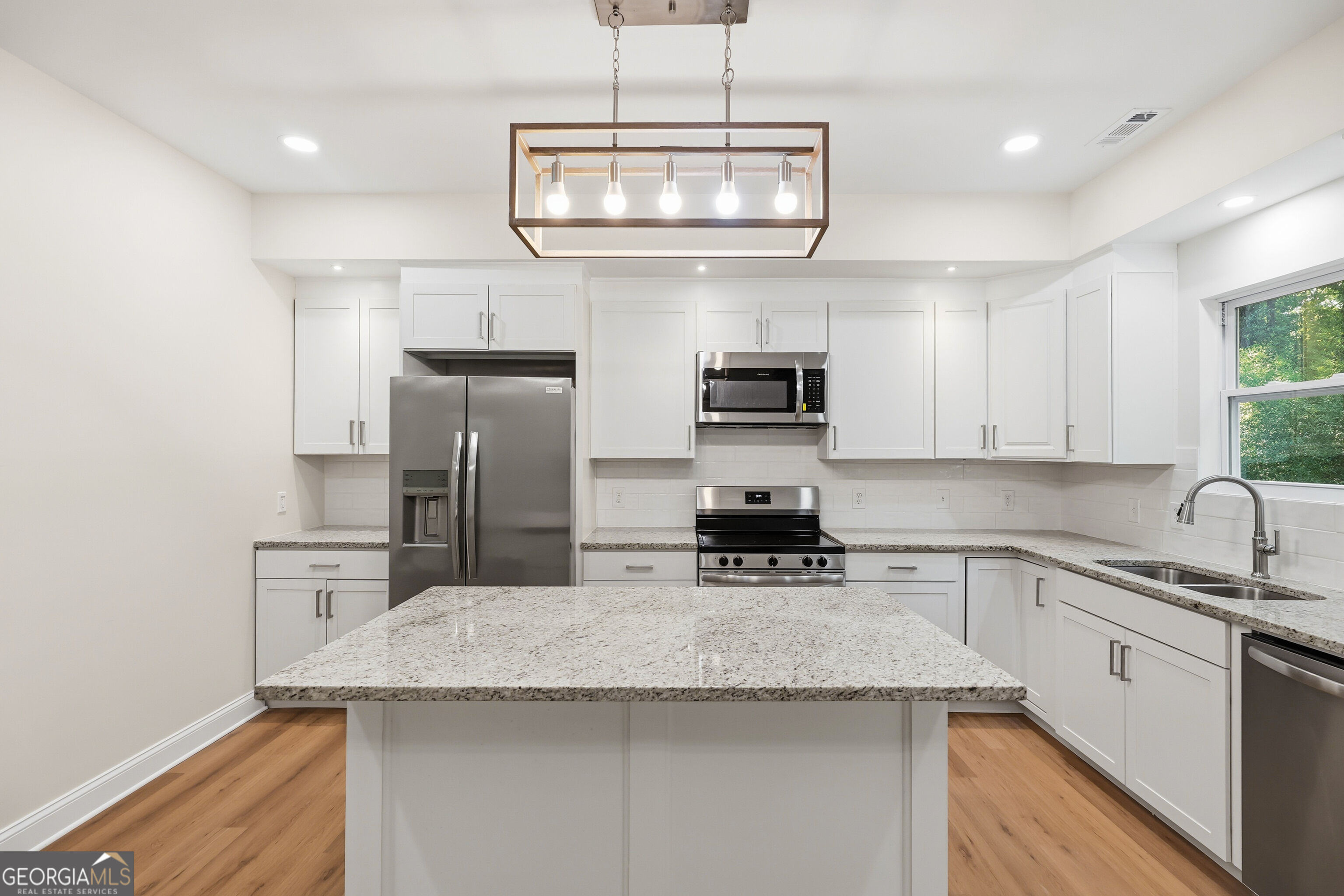 1041 Country Club Circle Property Photo 16