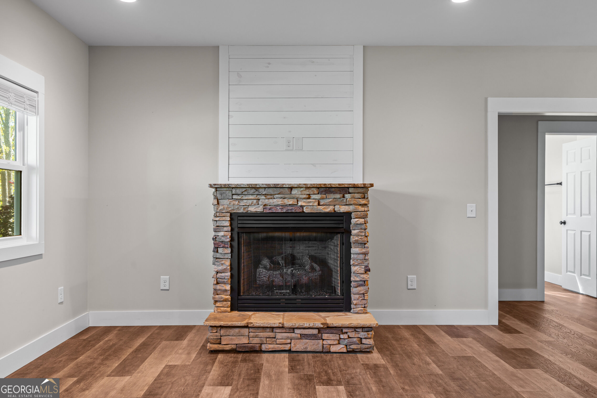 158 Oxford Trail Property Photo 6