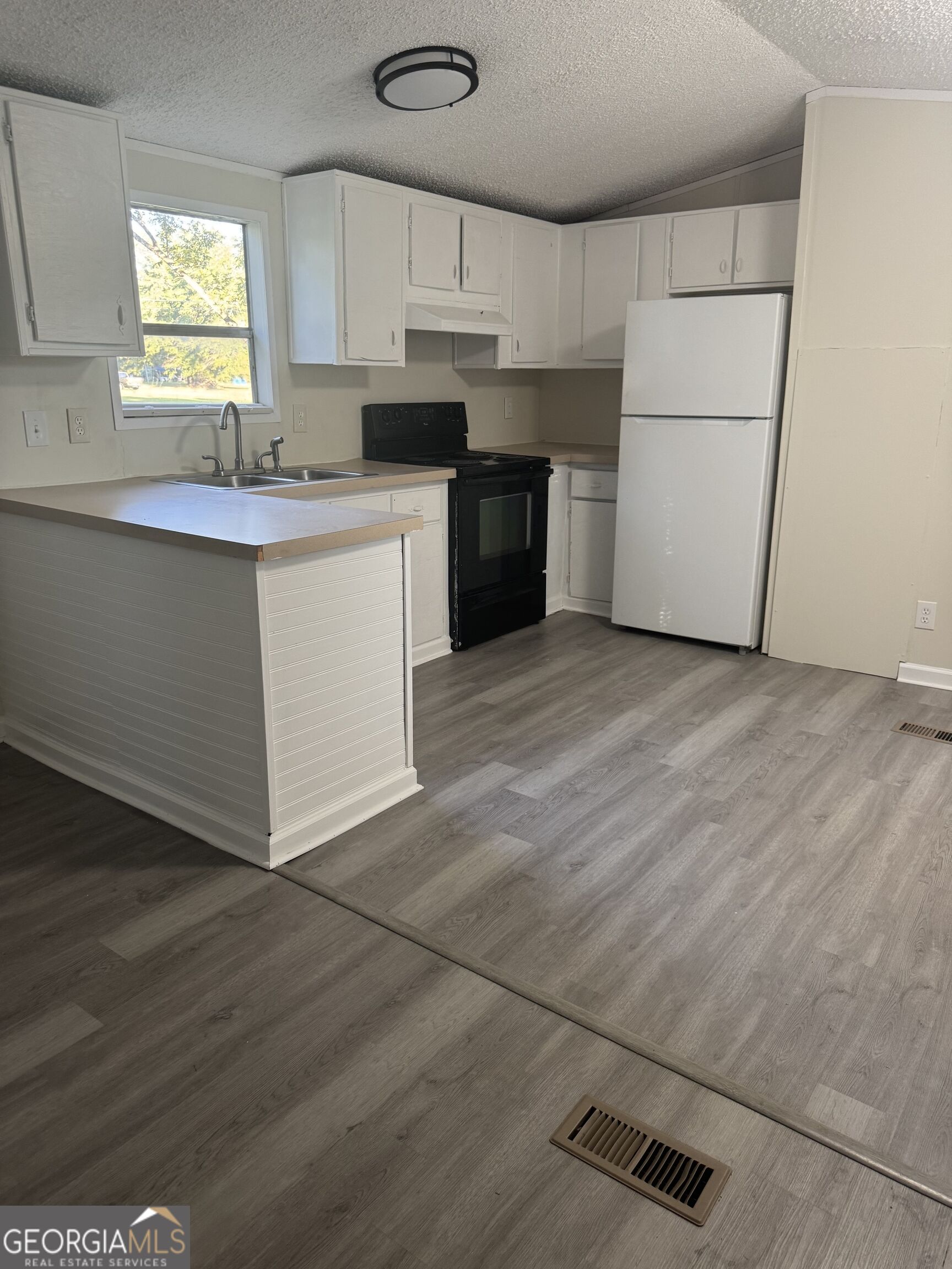 955 Pinehill Road Property Photo 3