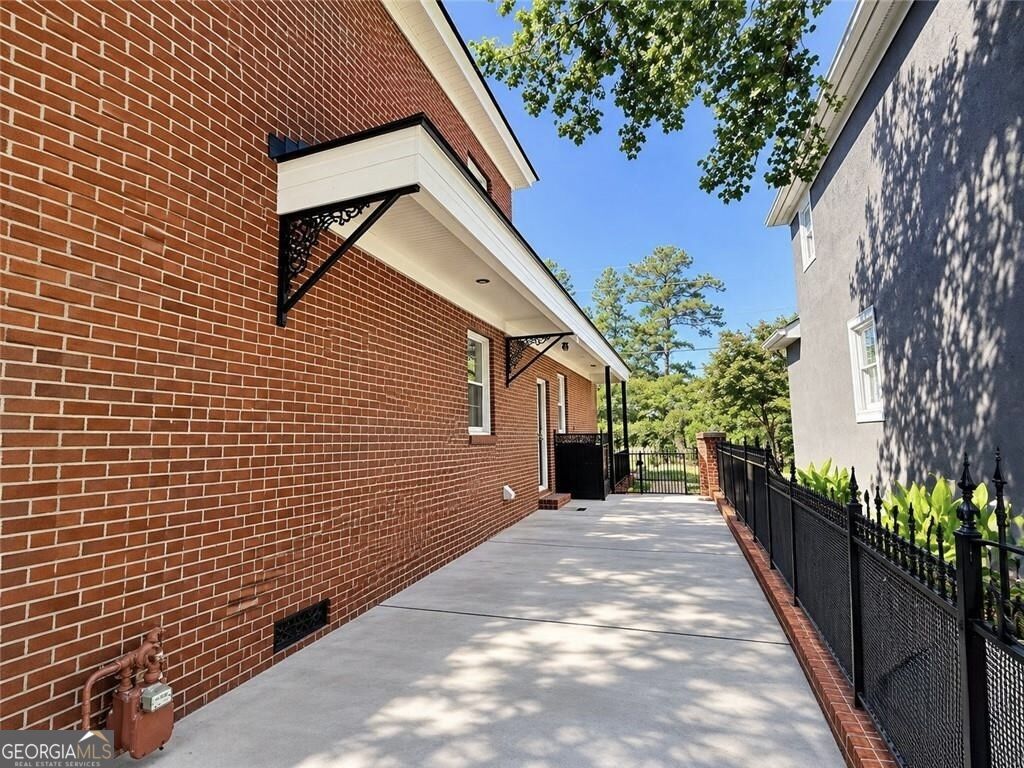 6 Conifer Square Property Photo 4