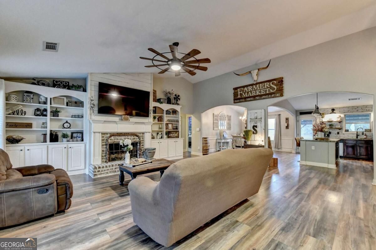 1052 Blakewood Court Property Photo 4